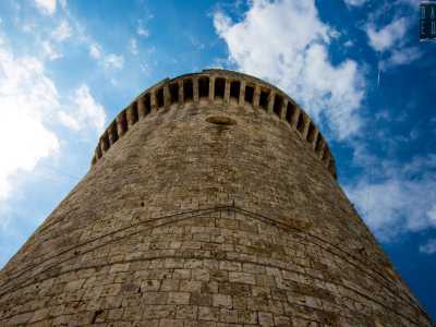 ...sotto il torrione cilindrico che si staglia sulla piazza principale della cittadina